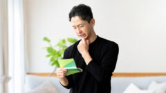 困っている男性