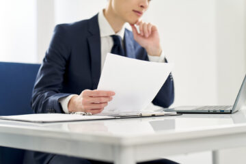 書類をチェックする男性