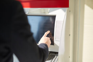 ATMを使うサラリーマン